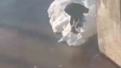 Yüksekova’da çocukların sular altında kalan yollarda şeker mesaisi