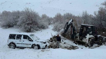 Yoğun kar yağışı kazaya yol açtı: 2 yaralı