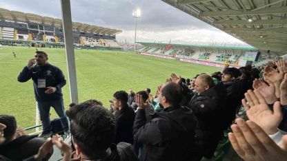 Vali Taşolar tribünde taraftarlarla omuz omuza tezahürat yaptı