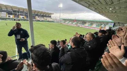 Vali Taşolar tribünde taraftarlarla omuz omuza tezahürat yaptı