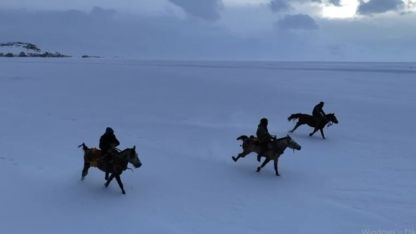 Gençler atları buz tutan Çıldır Göl’ü üzerinde dörtnala koştu