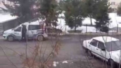 Tornavida ile otomobilin kapısını zorlayan gençler kameraya yakalandı