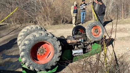Devrilen tarktörün altında kalan sürücü hayatını kaybetti
