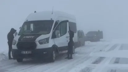 Erzurum Palandöken geçidinde kar ve tipi nedeniyle onlarca araç mahsur kaldı