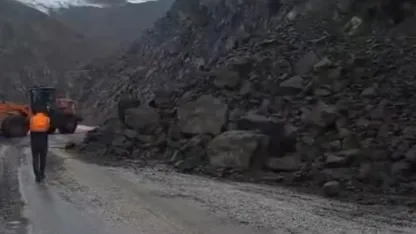Yüksekova yolu heyelan riski nedeniyle gece trafiğe kapatılacak