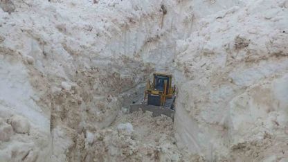 Hakkari Yüksekova’da 8 metrelik kar tünelleri: İş makinesi içinde kayboldu