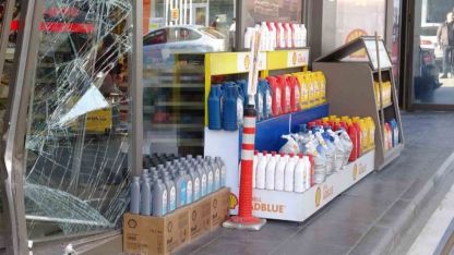 Kasiyerle tartışan sürücü aracıyla istasyona daldı