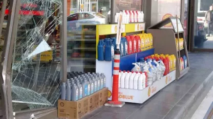 Kasiyerle tartışan sürücü aracıyla istasyona daldı