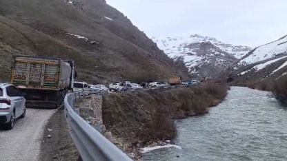 Hakkari-Van kara yolunda heyelan ulaşımı aksattı