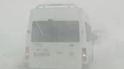 Hakkari Yüksekova’da tipide yolda mahsur kalan vatandaşlar kurtarıldı