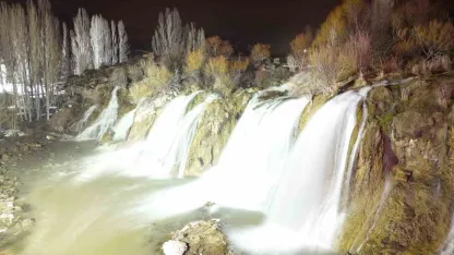 Muradiye Şelalesi mevsimlerin ötesinde bir güzellik