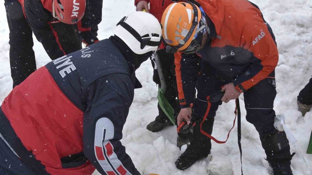 AFAD'tan gerçeği aratmayan çığ tatbikatı