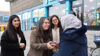 Ağrı Belediyesi’nden Kadir Gecesi’nde vatandaşlara simit ikramı