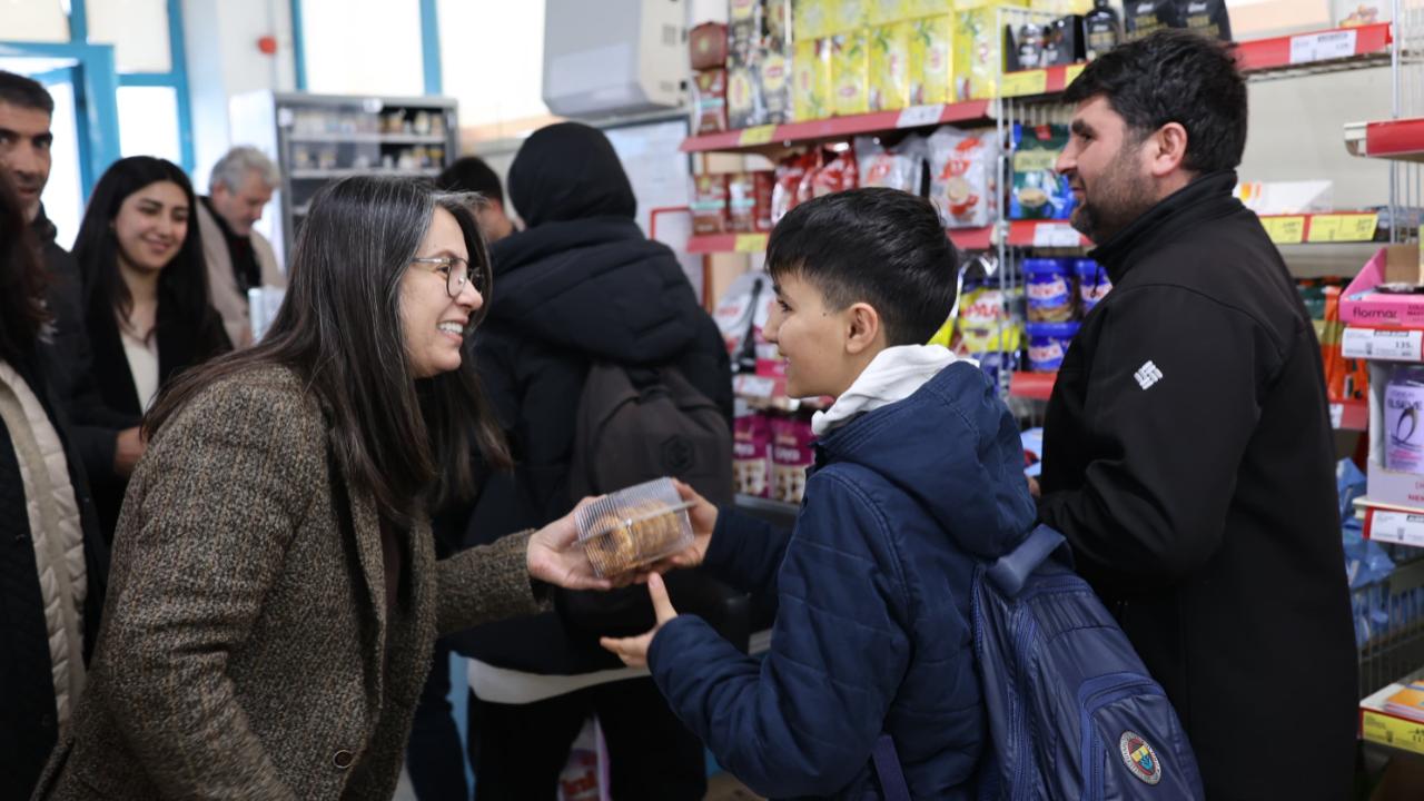 Ağrı Belediyesi’nden Kadir Gecesi’nde vatandaşlara simit ikramı