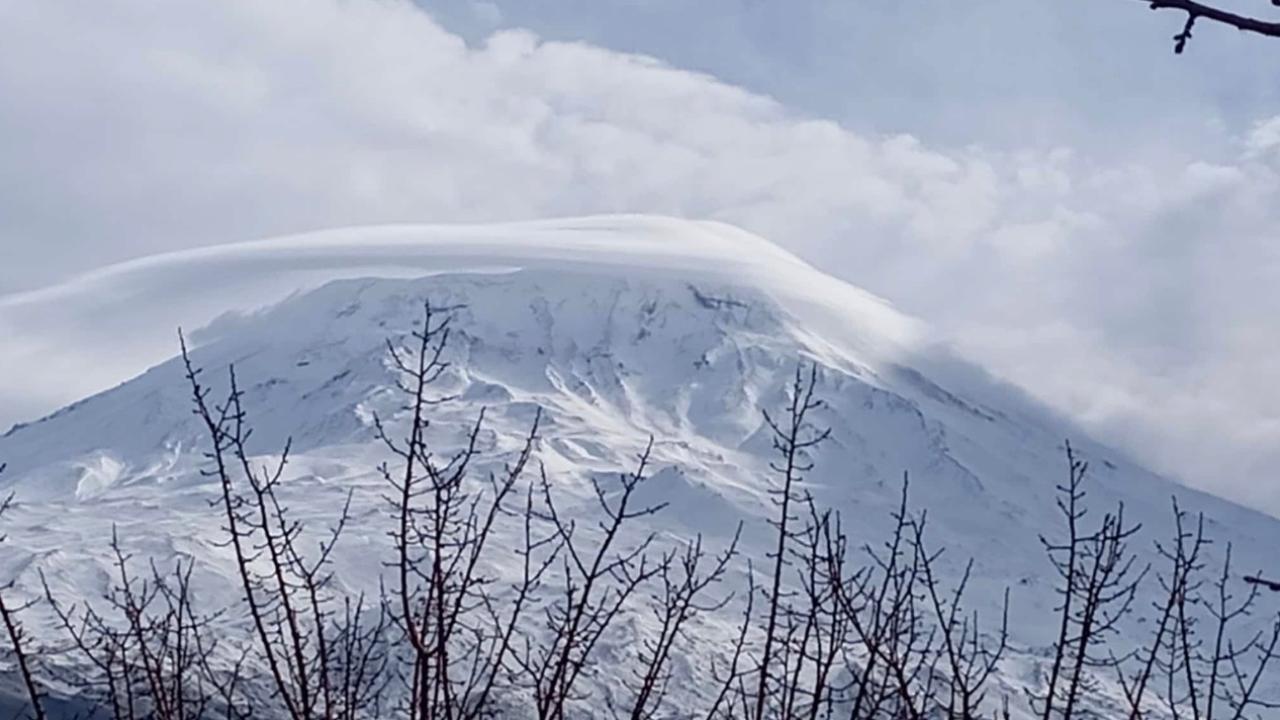 Ağrı Dağı zirvesi bulutlarla kaplandı