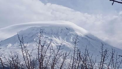 Ağrı Dağı zirvesi bulutlarla kaplandı