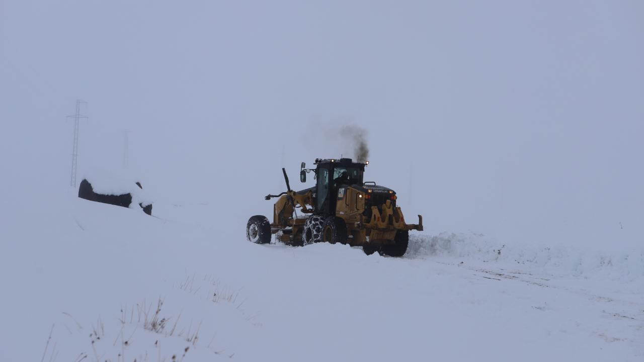 Ağrı’da 122 köy yolu kar ve tipiden dolayı kapandı