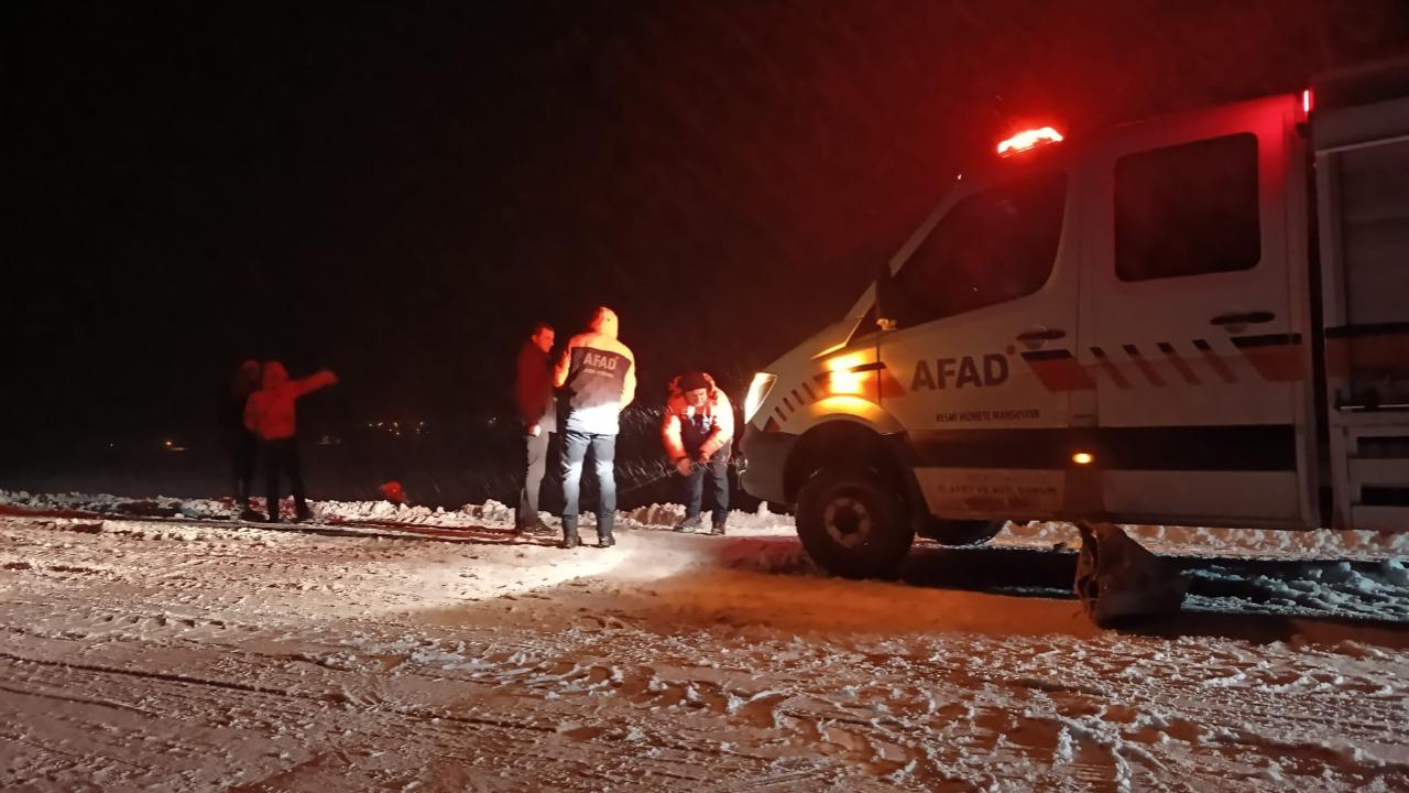 Ağrı’da 2’si çocuk 4 kişinin bulunduğu araç şarampole kaydı (Videolu Haber)