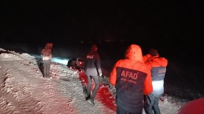 Ağrı’da 2’si çocuk 4 kişinin bulunduğu araç şarampole kaydı (Videolu Haber)