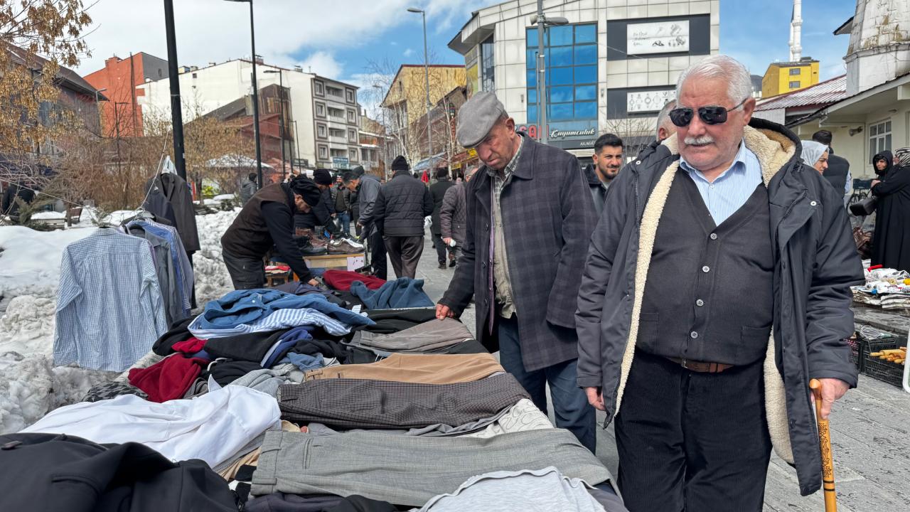 Ağrı’da bayram alışverişi yoğunluğu caddelere taştı