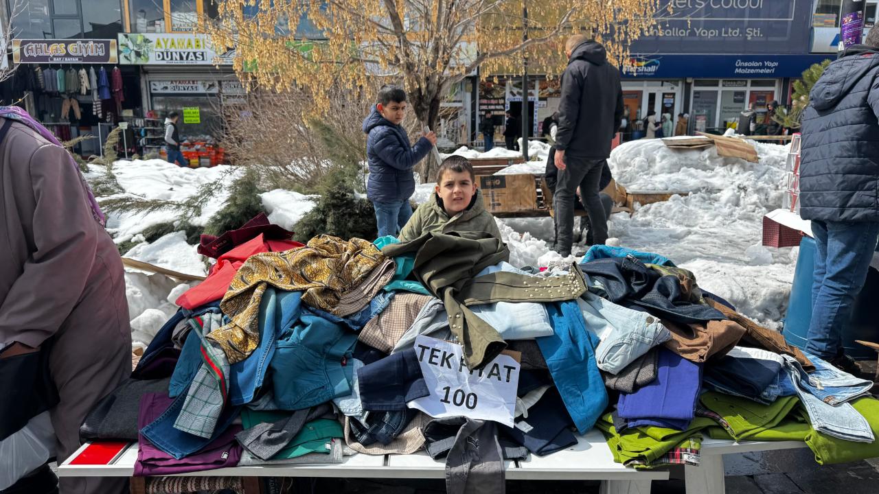 Ağrı’da bayram alışverişi yoğunluğu caddelere taştı