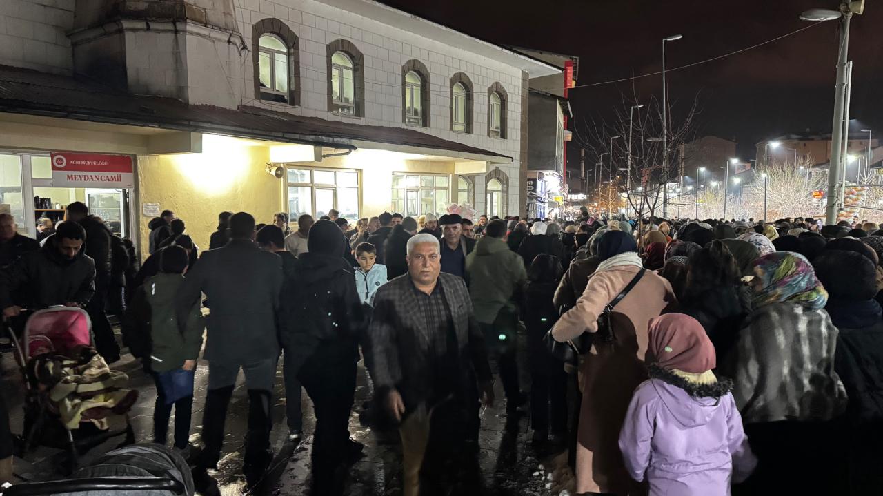 Ağrı’da Bayram Öncesi Hareketlilik Gece de Sürüyor