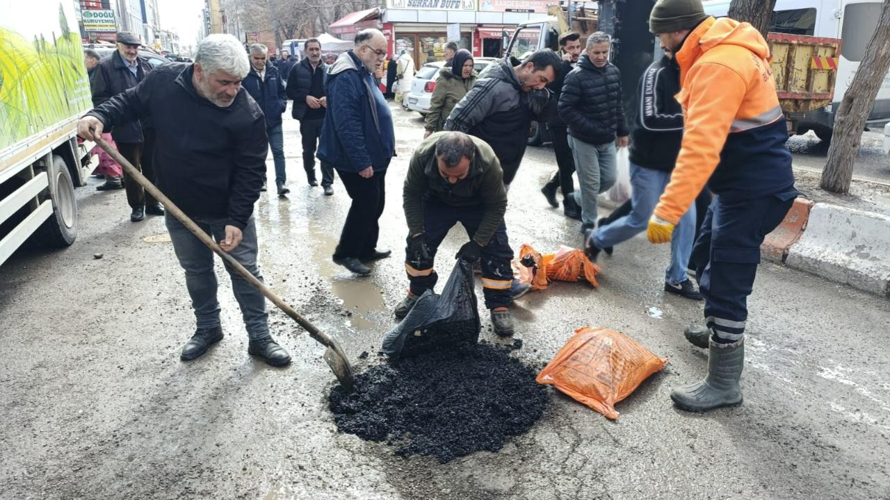 Ağrı’da Bozulan Yollar Onarılıyor