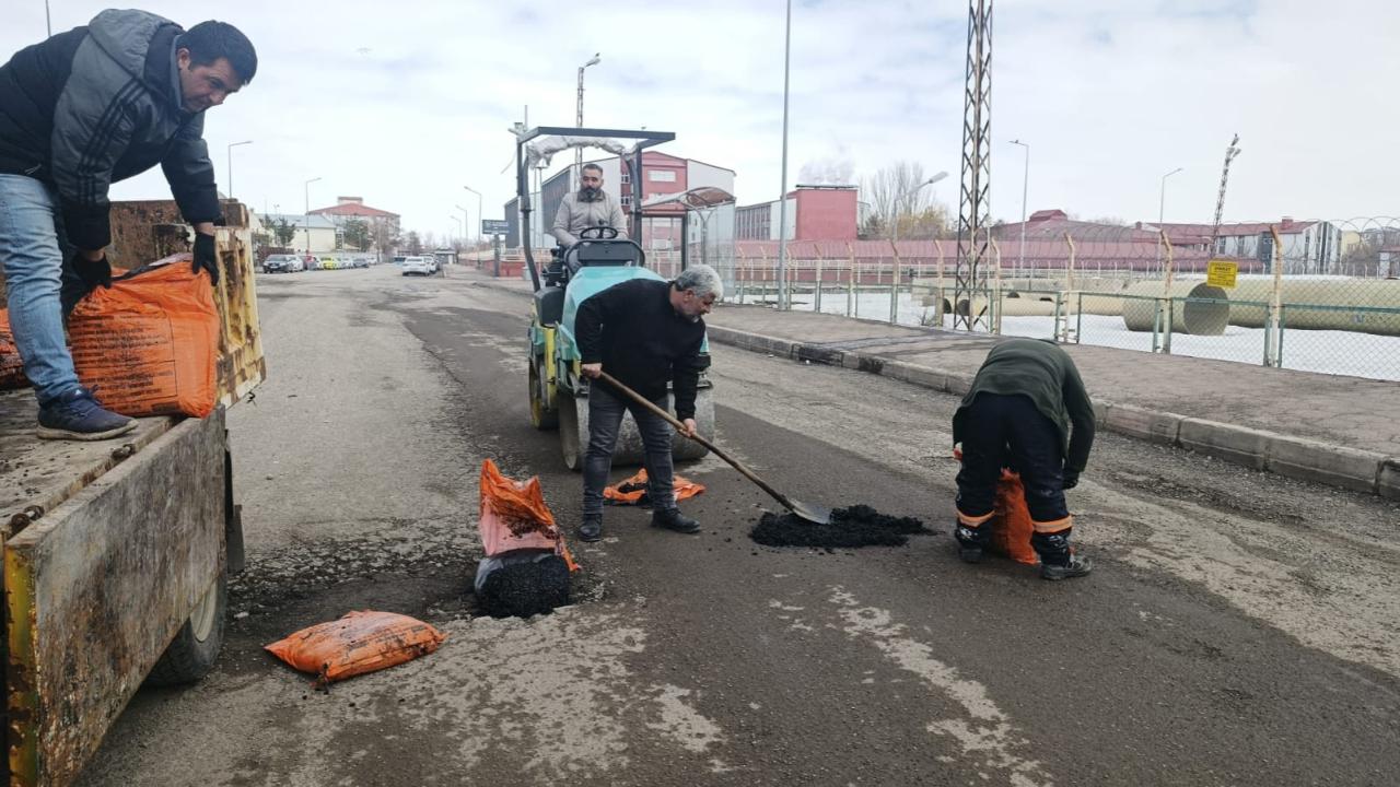 Ağrı’da Bozulan Yollar Onarılıyor