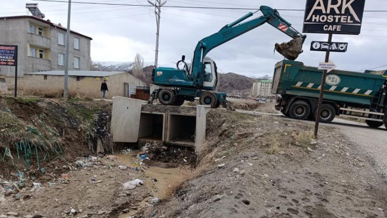 Ağrı’da dere ıslahı çalışmaları aralıksız sürüyor (Videolu Haber)