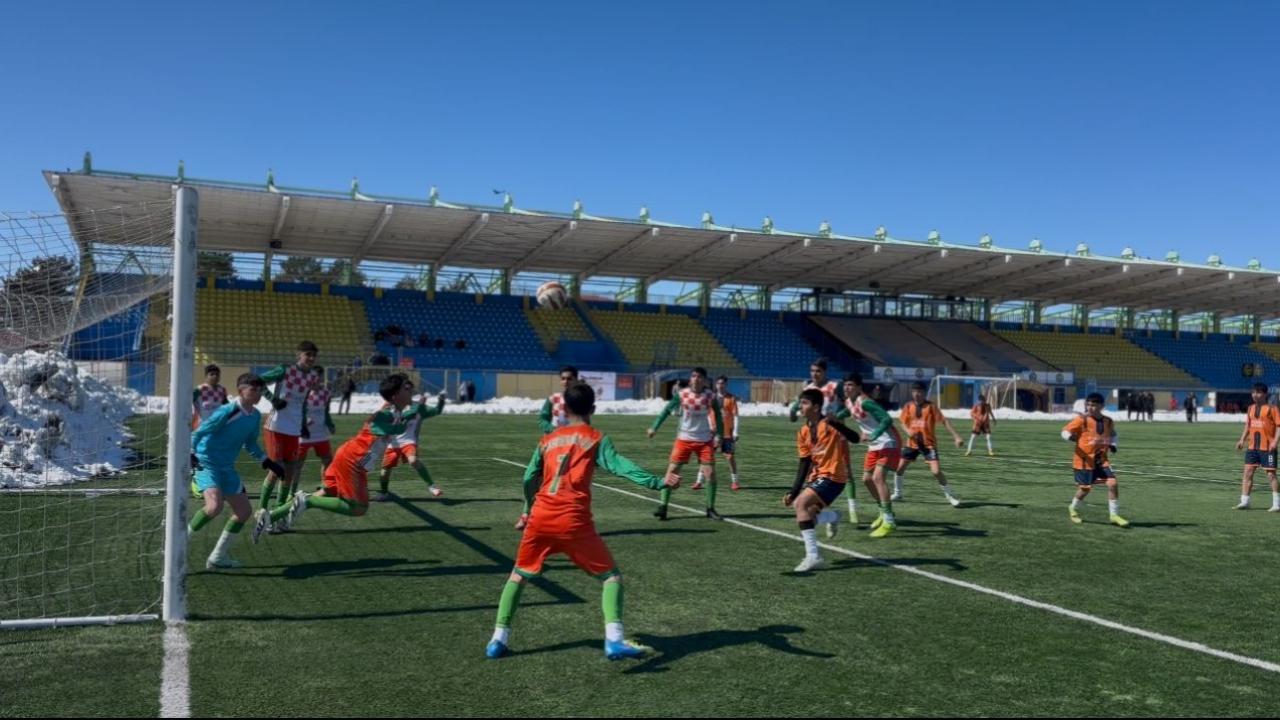 Ağrı’da Genç Futbol Yıldızları Sahaya Çıktı