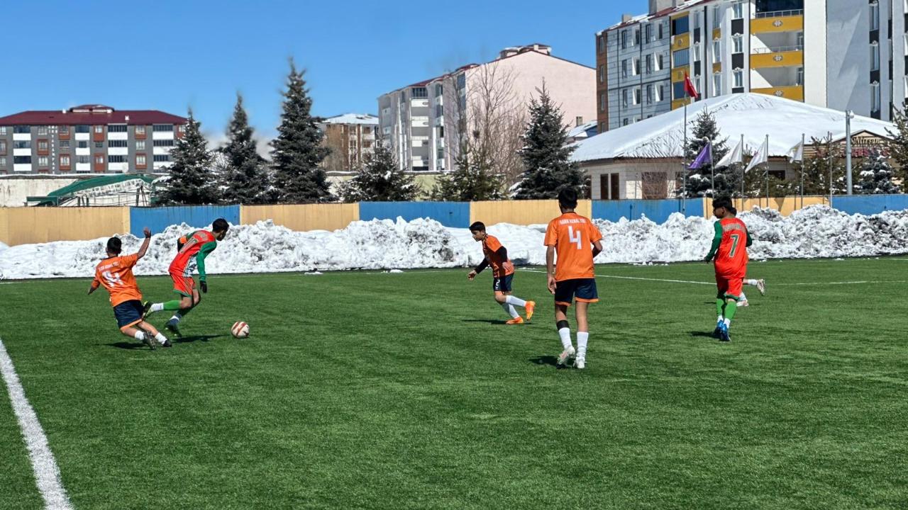 Ağrı’da Genç Futbol Yıldızları Sahaya Çıktı