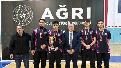 Ağrı’da gençler Dartta kıyasıya yarıştı