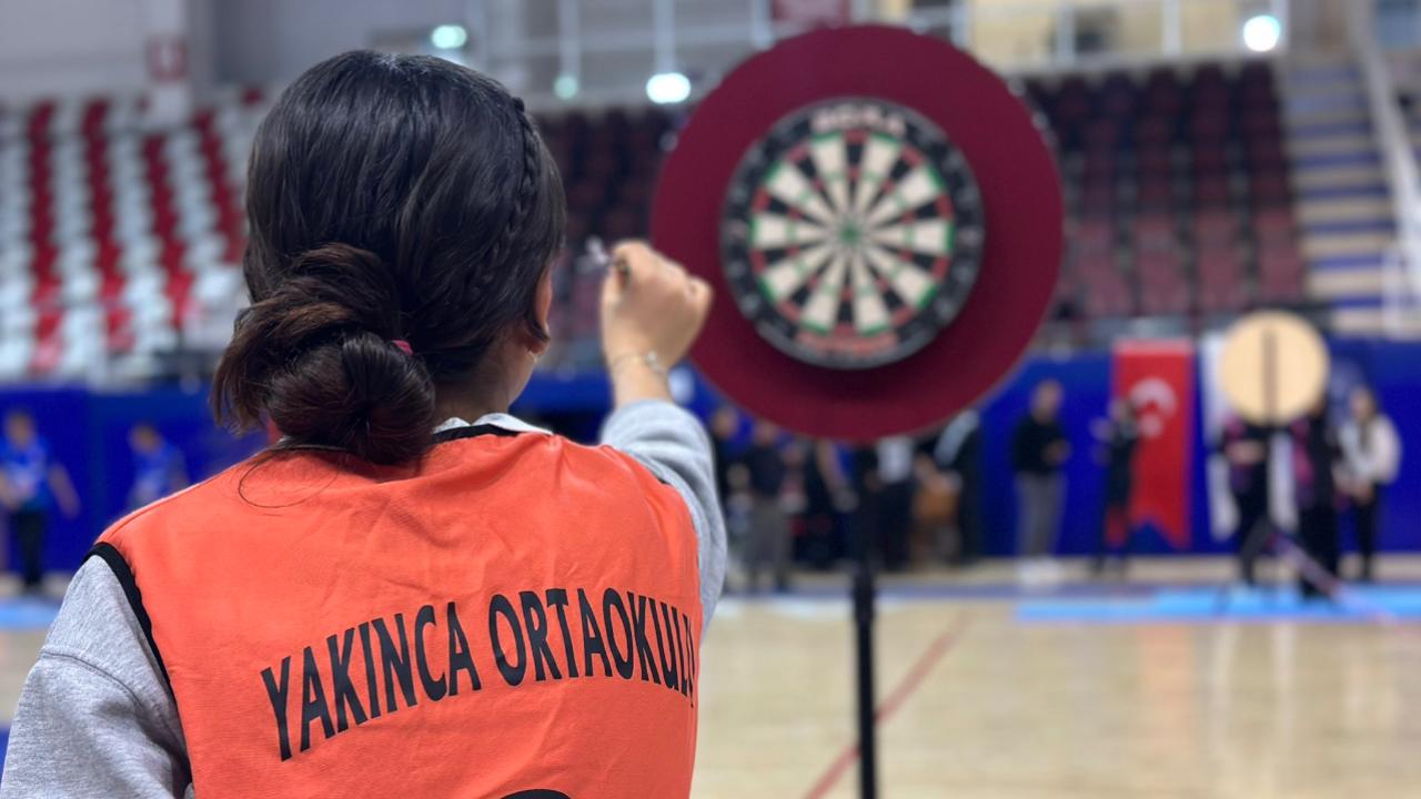 Ağrı’da gençler Dartta kıyasıya yarıştı