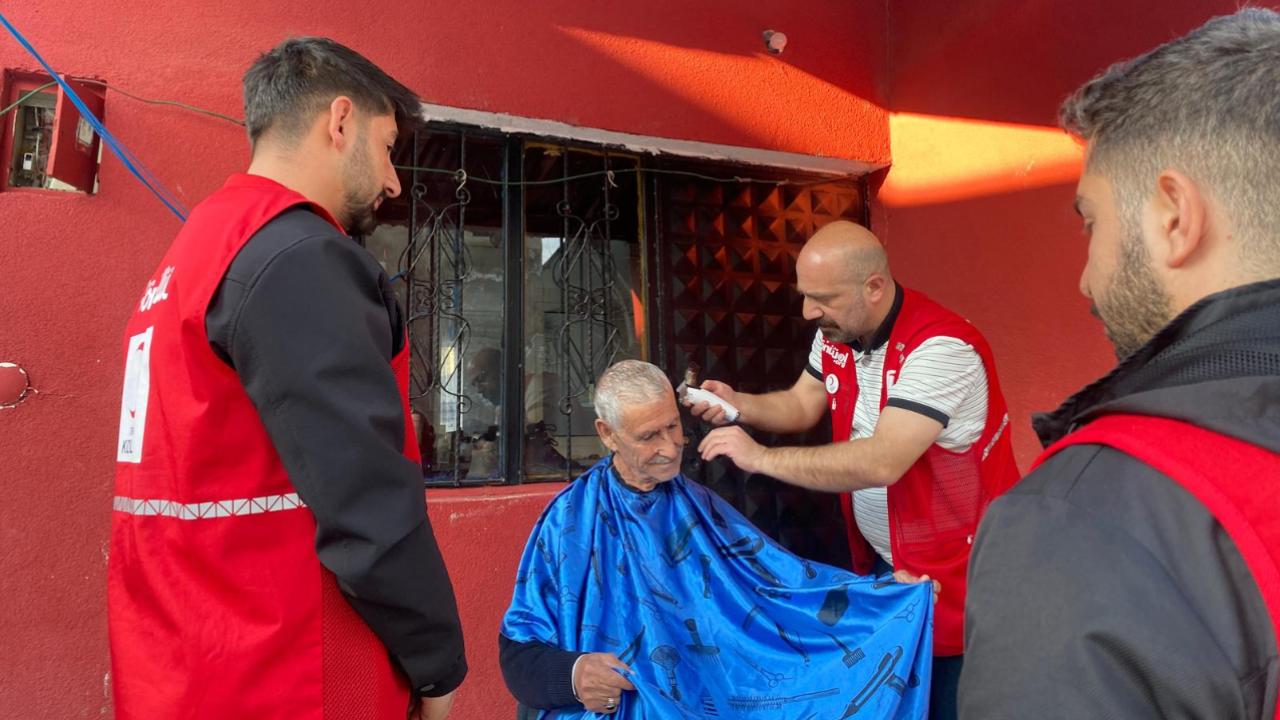 Ağrı’da gönüllüler yaşlıların yüzünü güldürdü