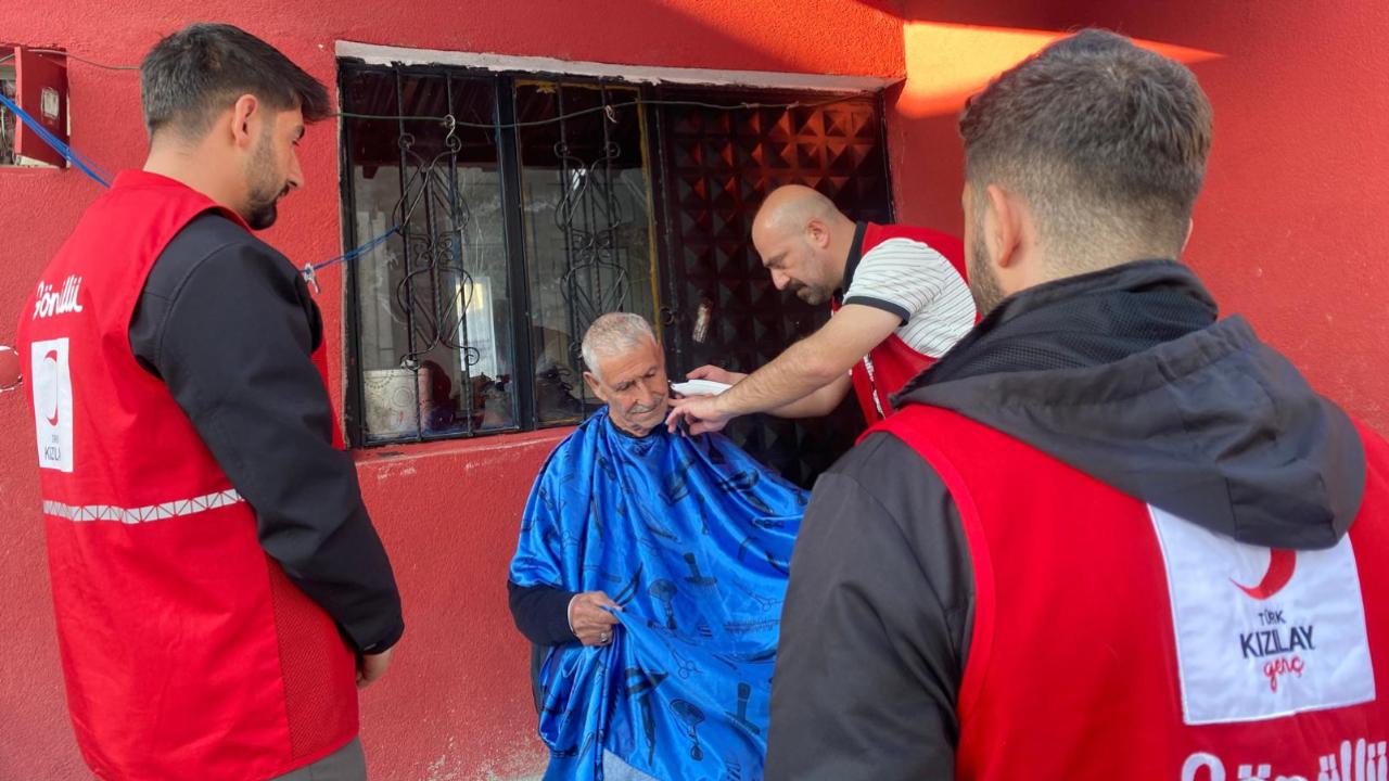 Ağrı’da gönüllüler yaşlıların yüzünü güldürdü