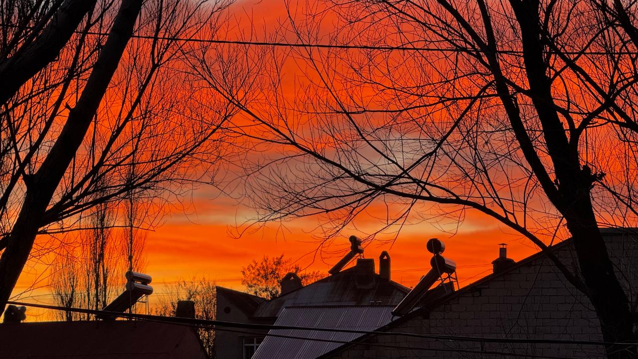 Ağrı’da gün batımı gökyüzünü kızıl renklere boyadı