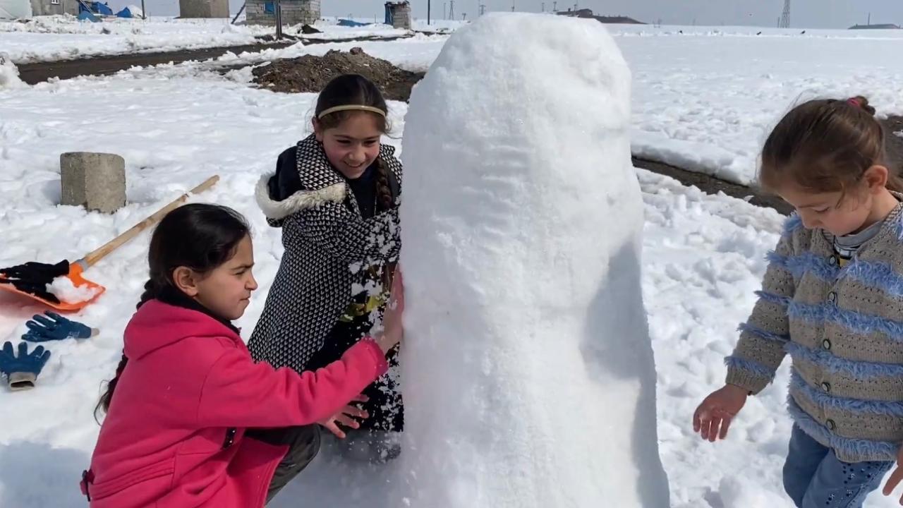 Ağrı’da güneş yüzünü gösterdi, çocuklar karın keyfini çıkardı (Videolu Haber)