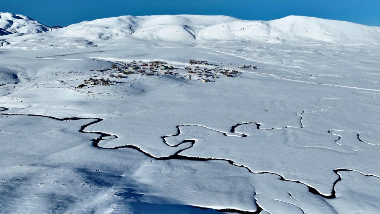 Ağrı’da kar altındaki Menderesler büyüleyici görüntüler oluşturdu