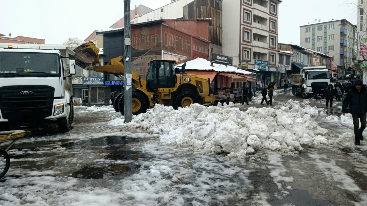 Ağrı’da kar ve yağmur yağışı sonrası ekipler harekete geçti