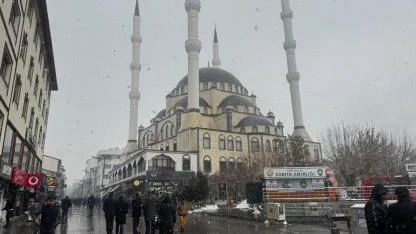 Ağrı’da kar yağışı etkisini artırdı