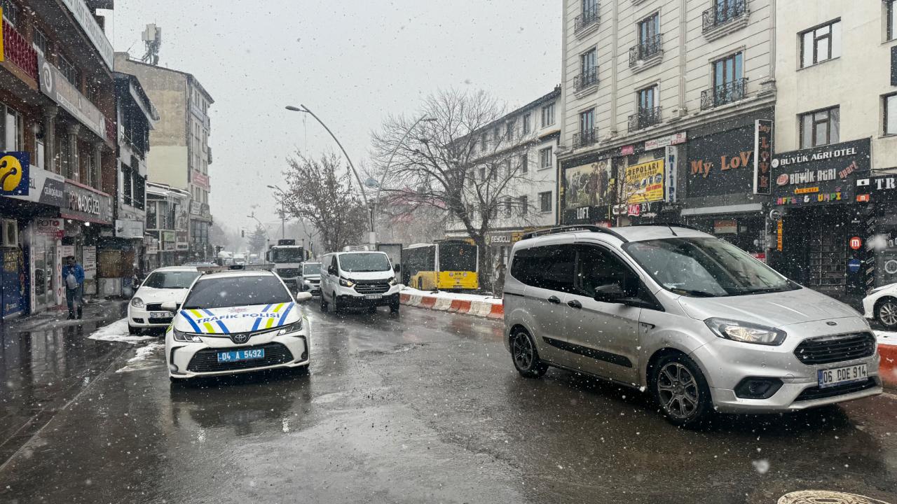 Ağrı’da kar yağışı etkisini artırdı