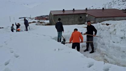 Ağrı’da köylüler sel riskine karşı karı kürekle yarıp su yolu açtı (Videolu Haber)