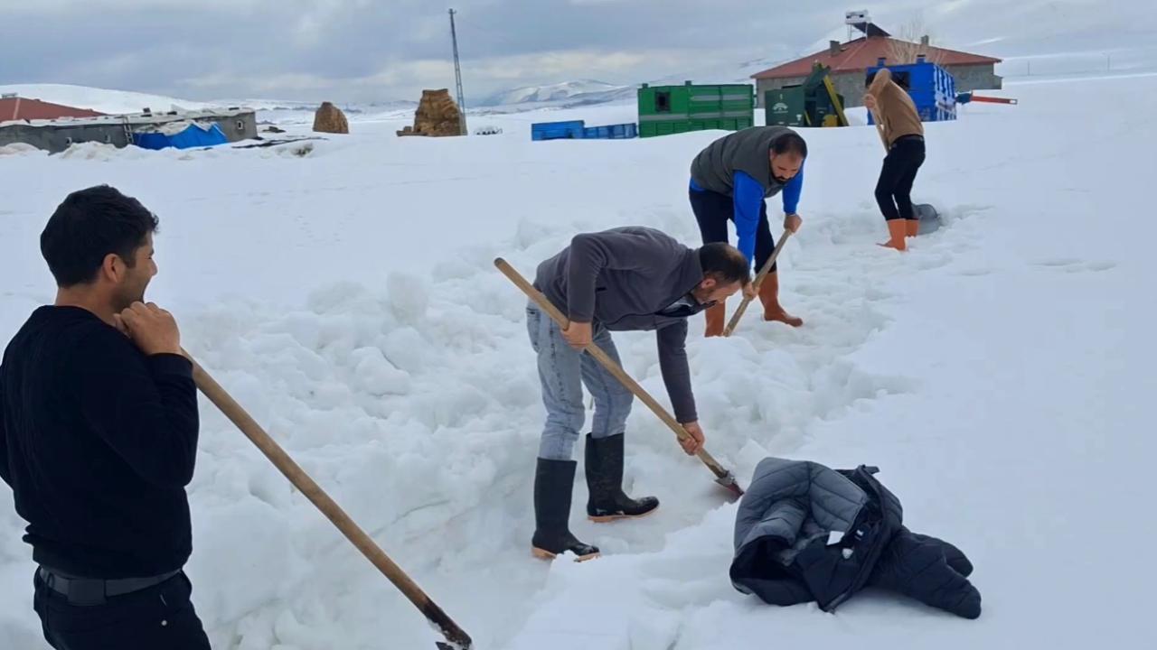 Ağrı’da köylüler sel riskine karşı karı kürekle yarıp su yolu açtı (Videolu Haber)