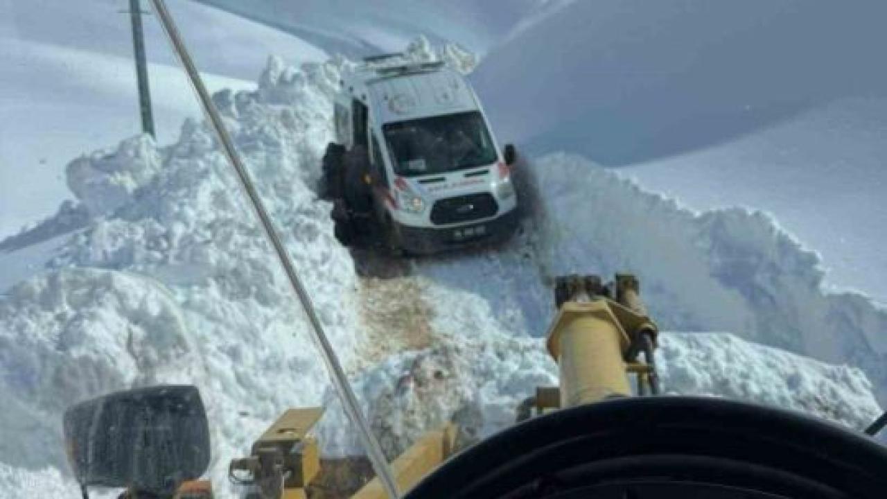 Ağrı’da mahsur kalan hasta kurtarıldı