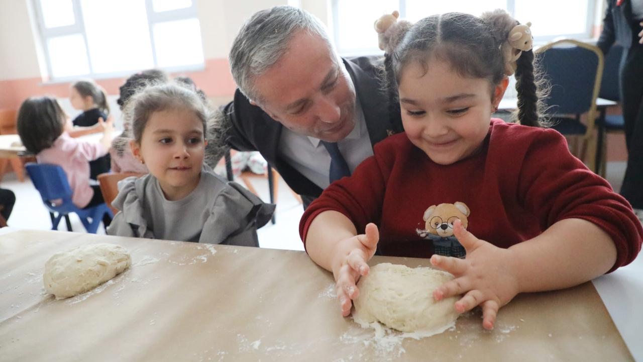 Ağrı’da miniklerden sıcacık Ramazan pidesi