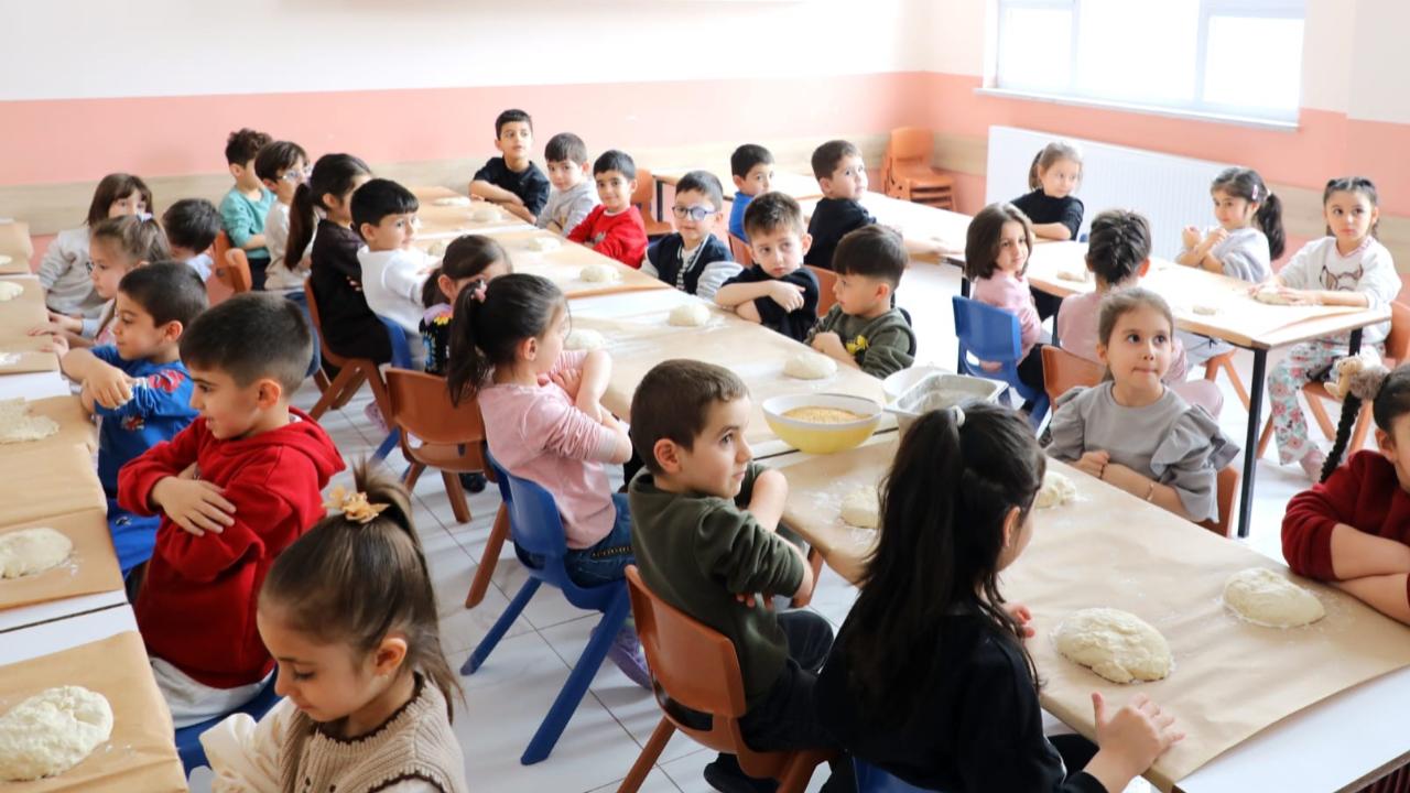 Ağrı’da miniklerden sıcacık Ramazan pidesi