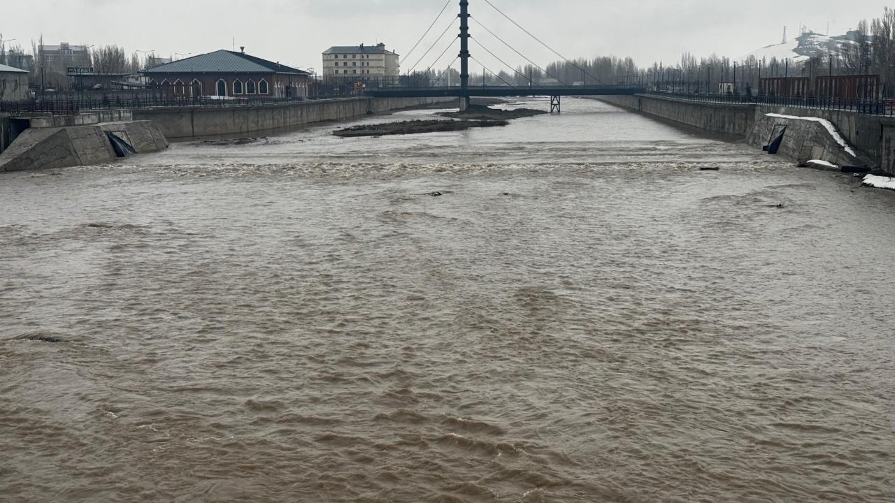 Ağrı’da Murat Nehri’nin su seviyesi yükseldi