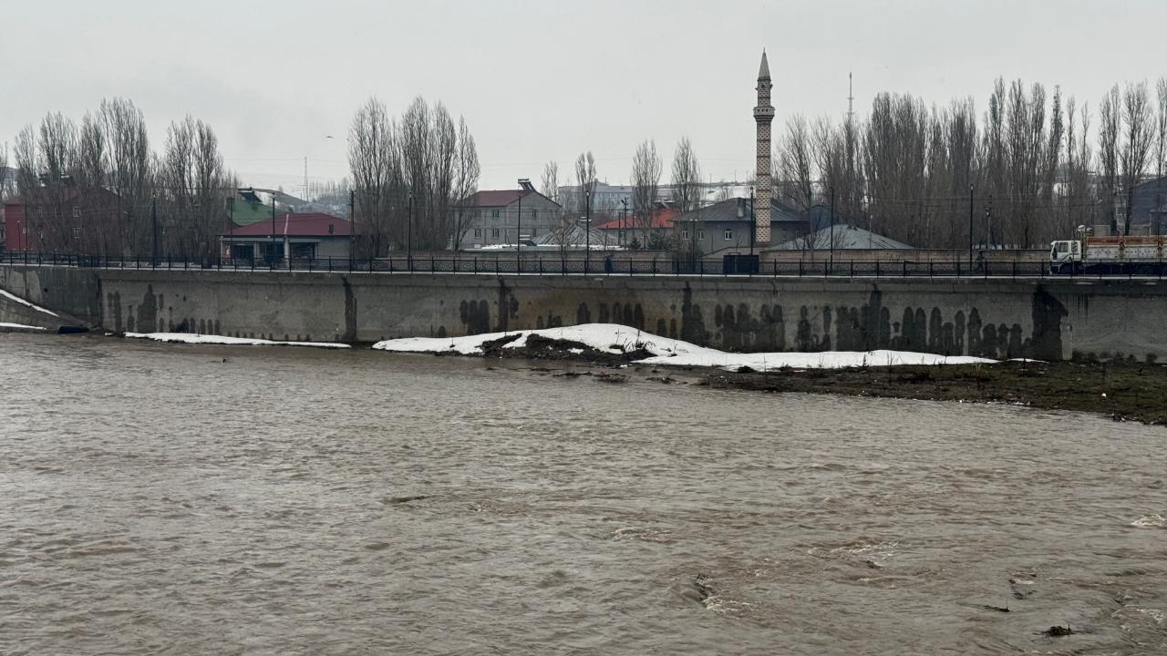 Ağrı’da Murat Nehri’nin su seviyesi yükseldi