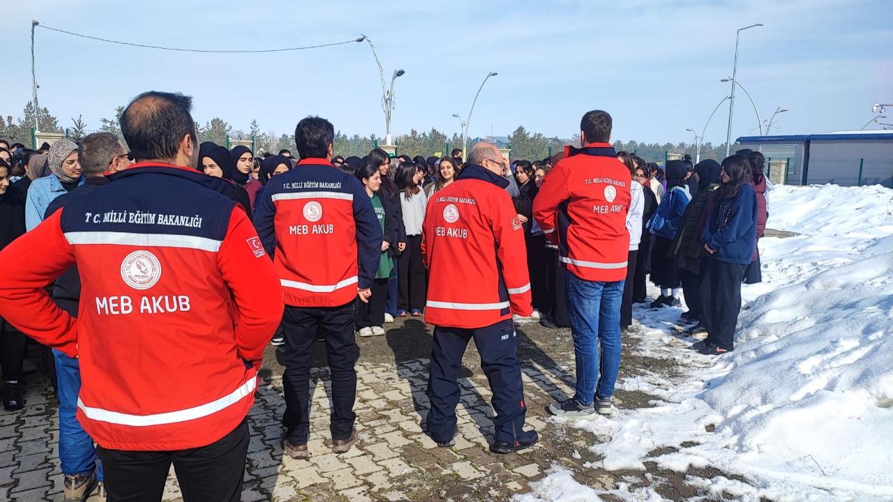 Ağrı’da okullarda “Çök-Kapan-Tutun” tatbikatı