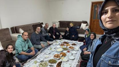 Ağrı’da Ramazan sofrası bu kez öğrencinin evinde kuruldu